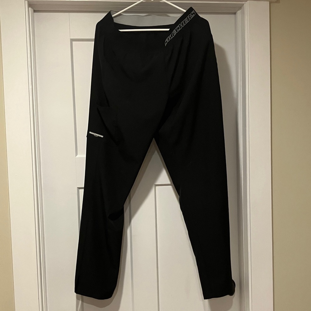 Skechers women’s Black scrubs with pockets and stretch
